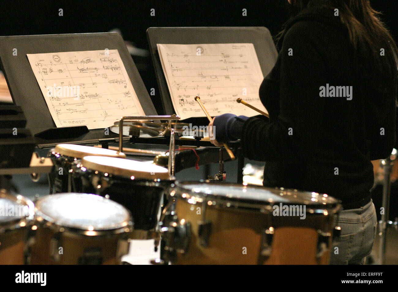 Cerca de multi-juego de percusión con el reproductor. Incluye tambores, platillos, palillos de tambor, puntuación. Foto de stock