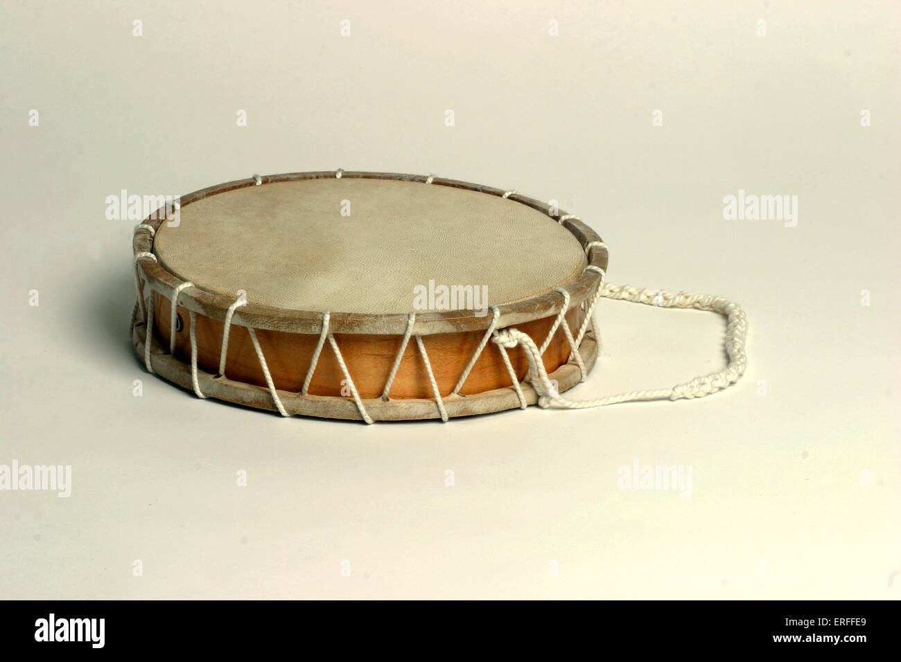 Tambor de Tabor. Copia moderna de tambor medieval. Edad media Fotografía de  stock - Alamy