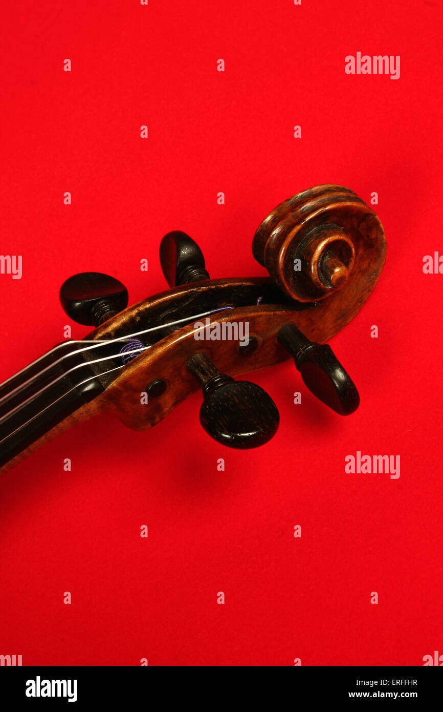 Desplazamiento de violín, violín inglés del siglo XIX fondo rojo