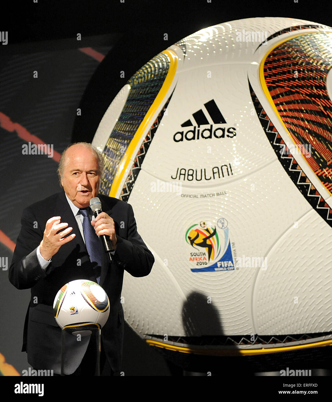 Ciudad del Cabo, Sudáfrica. 04 dic, 2009. El Presidente de la FIFA, Joseph  Blatter, pronuncia un discurso como Jabulani, el balón oficial de la Copa  del Mundo FIFA 2010 de Sudáfrica, es