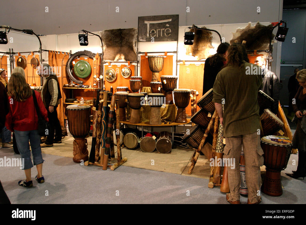 Una colección de instrumentos étnicos de África, Australia y el Lejano Oriente. Exhibición de Terre en la feria de música de Frankfurt, 2005. Foto de stock