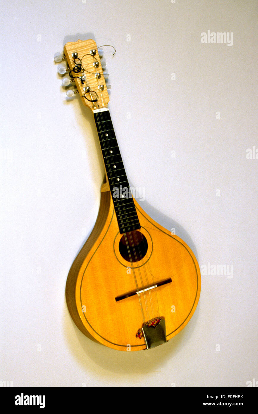 Mandolina: instrumento musical de cuerdas italiano Fotografía de stock -  Alamy