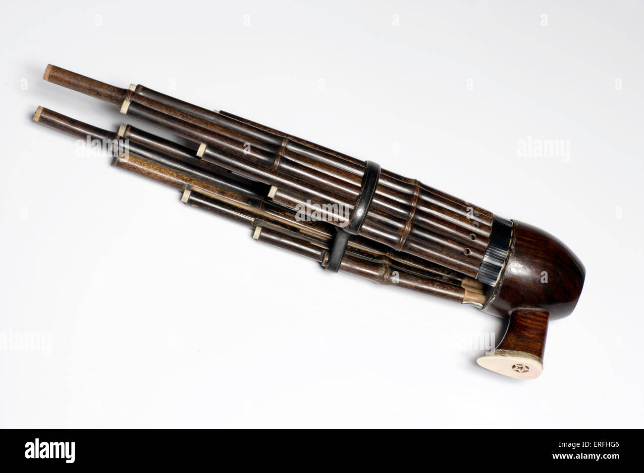 Sheng - el instrumento de viento de doble lengüeta chino hechas de bambú.  Órgano de boca chino. El precursor de todos los double reed Fotografía de  stock - Alamy