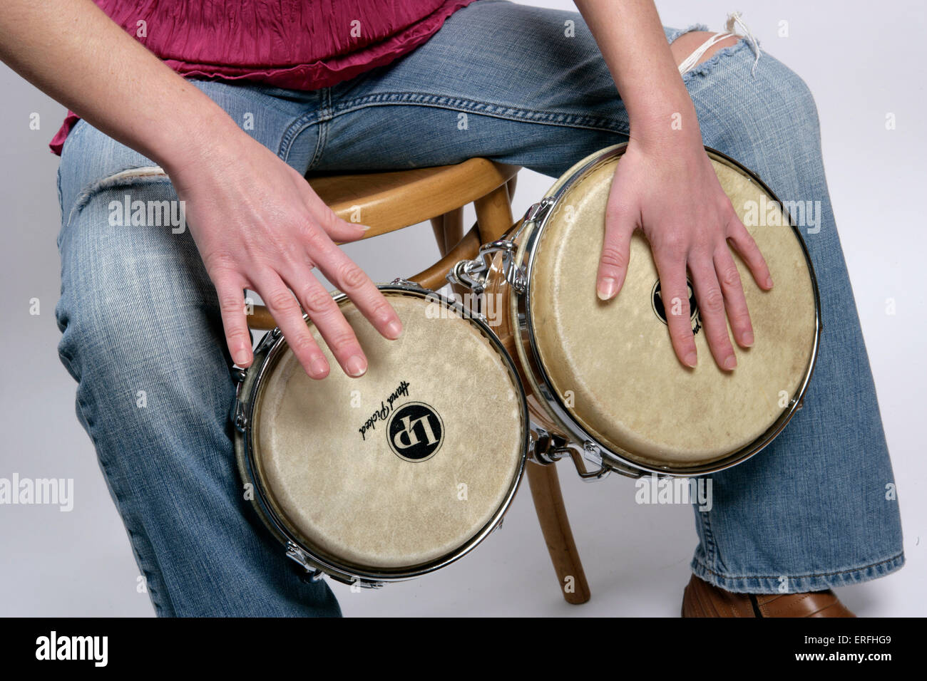 Bongos - cerca de una joven tocando la percusión tambores de mano. Ocultar  la piel Fotografía de stock - Alamy