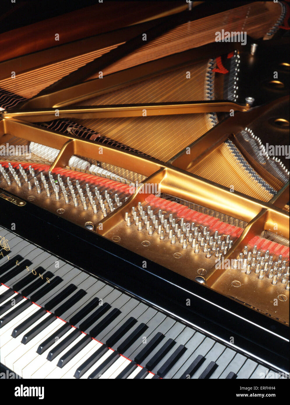 Cerca de grand piano Steinway teclado y vista de estructura interna  (martillos y cuerdas Fotografía de stock - Alamy