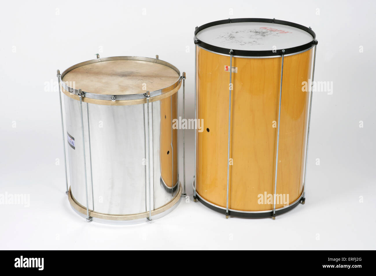 Tambores Surdo - dos grandes bombos. utilizados en la música brasileña,  samba. Fondo blanco Fotografía de stock - Alamy