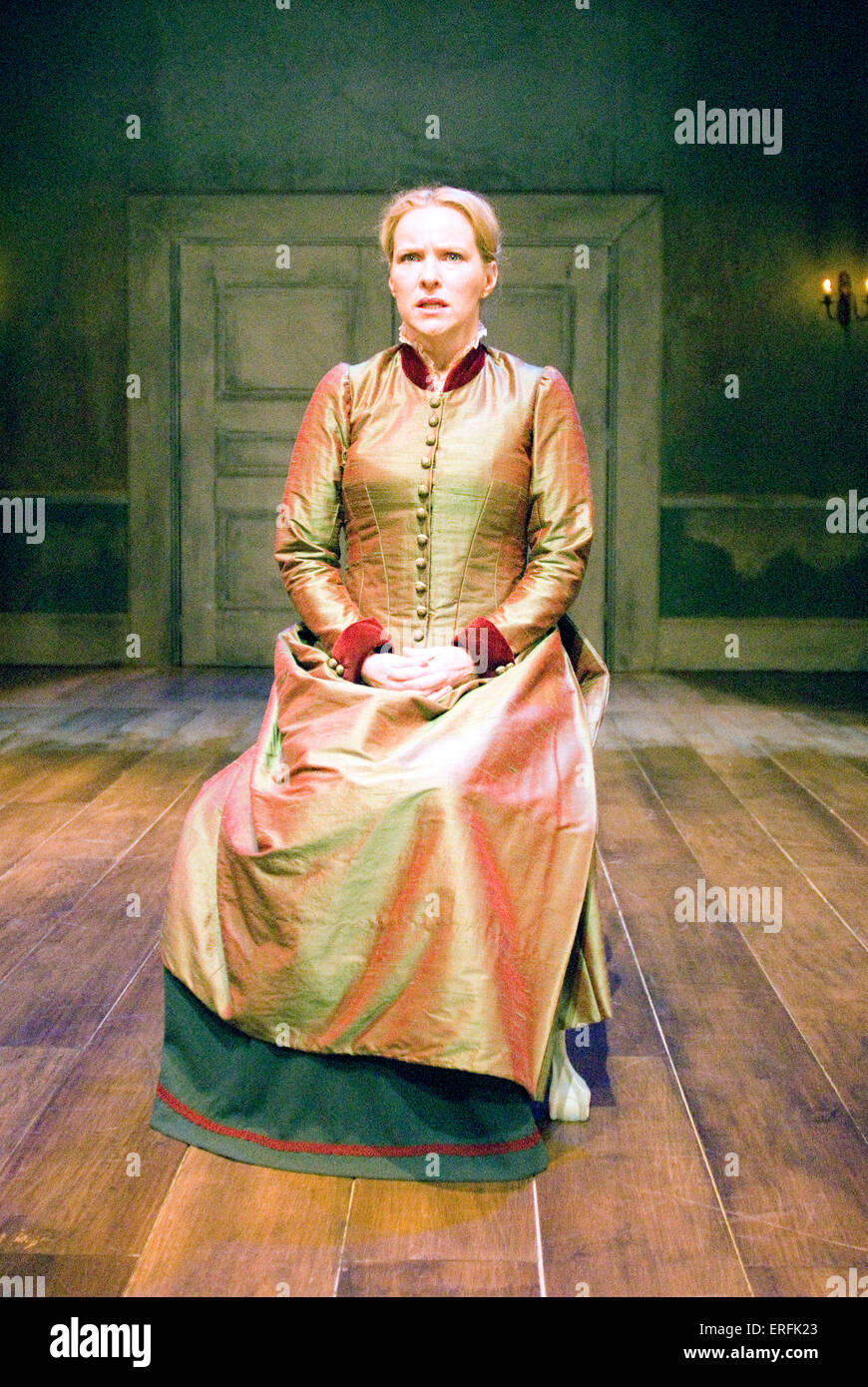 August Strindberg 's jugar 'Padre' en el Chichester Festival Theatre con  Teresa Banham como Laura. Adaptado por Mike Poulton Fotografía de stock -  Alamy