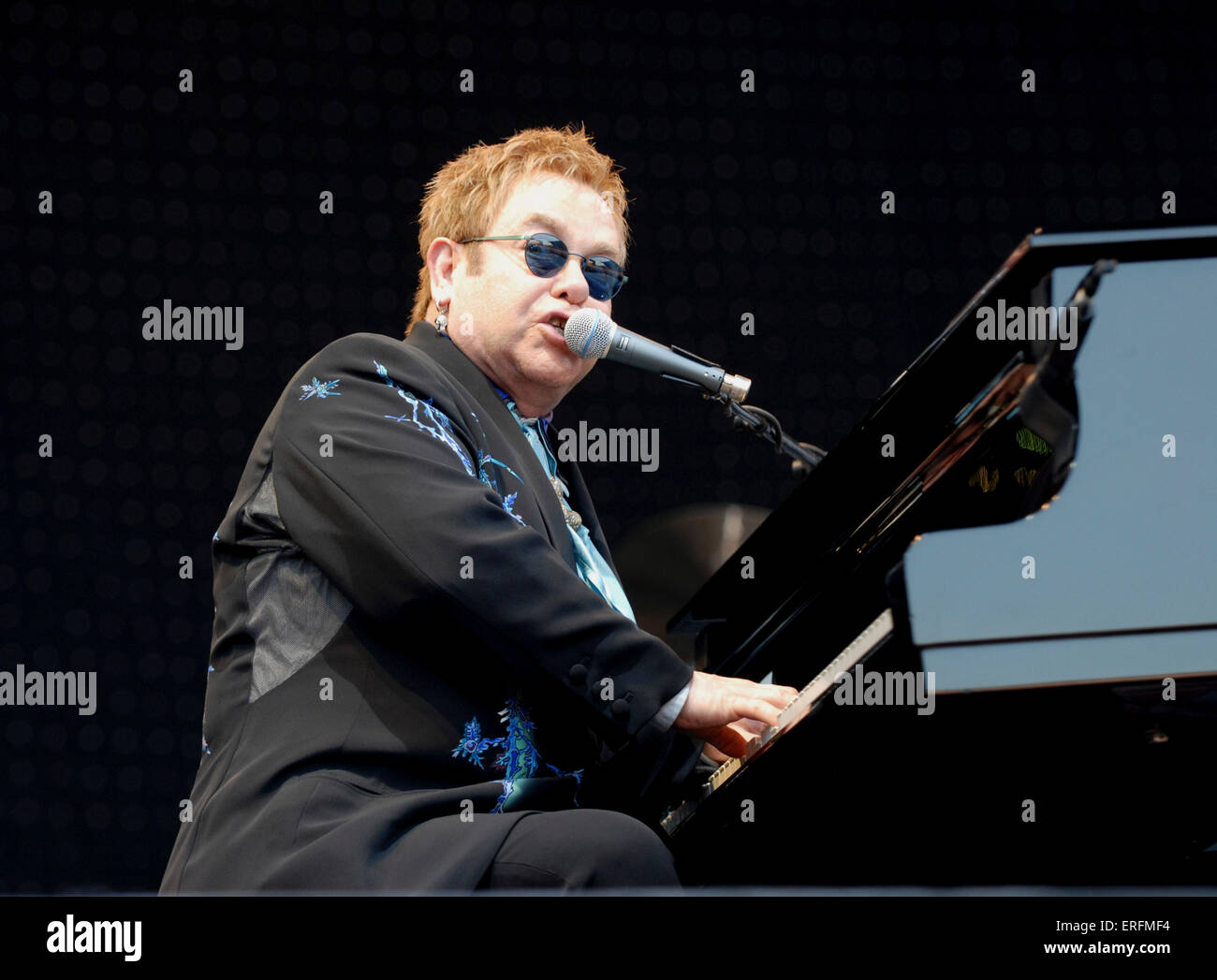 Elton John - inglesa de pop / rock del cantante, compositor y pianista  realizar tocando el piano en Oxford, Reino Unido, 24 de junio de 2006. B.  25 Fotografía de stock - Alamy