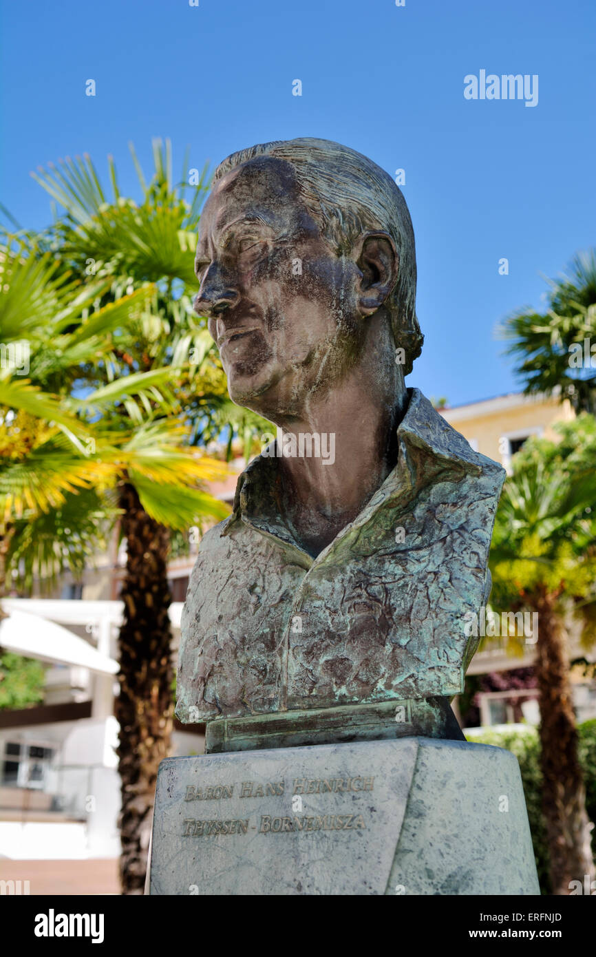 Cabeza hombros escultura barón Hans Heinrich Thyssen-Bornemisza en la terraza del museo de su nombre, Madrid, España Foto de stock