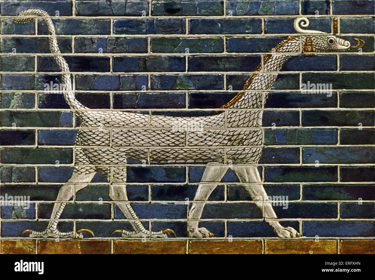 Bestia mítica / mushussu drago en la puerta de Ishtar y el camino procesional que forman parte de los muros de Babilonia. (Compuesto de Foto de stock
