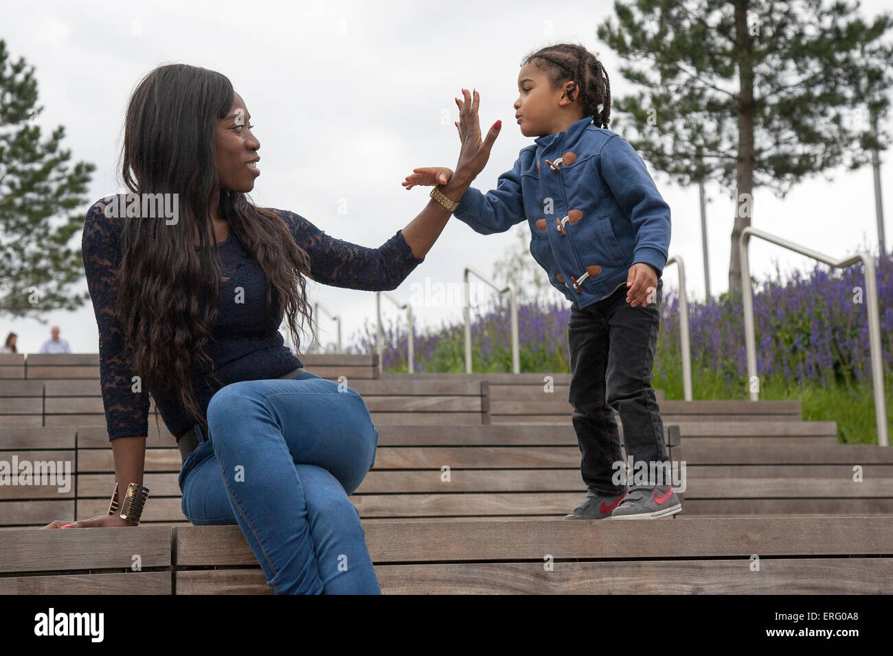 Senegal madre parisina Queen Elizabeth Olympic Park Foto de stock
