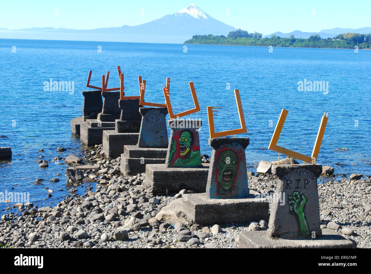 Embarcadero en desuso con graffiti, Puerto Varas, Chile Foto de stock