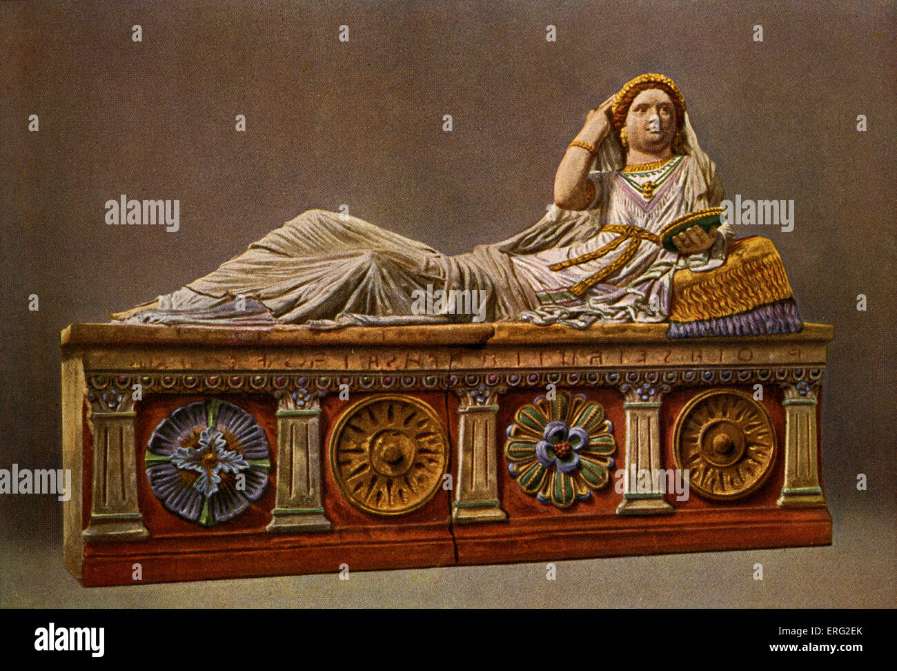 Pintado sarcófago etrusco, mostrando una mujer recostada con patrones decorativos y columnas. Encontrados en Chiusi. Foto de stock