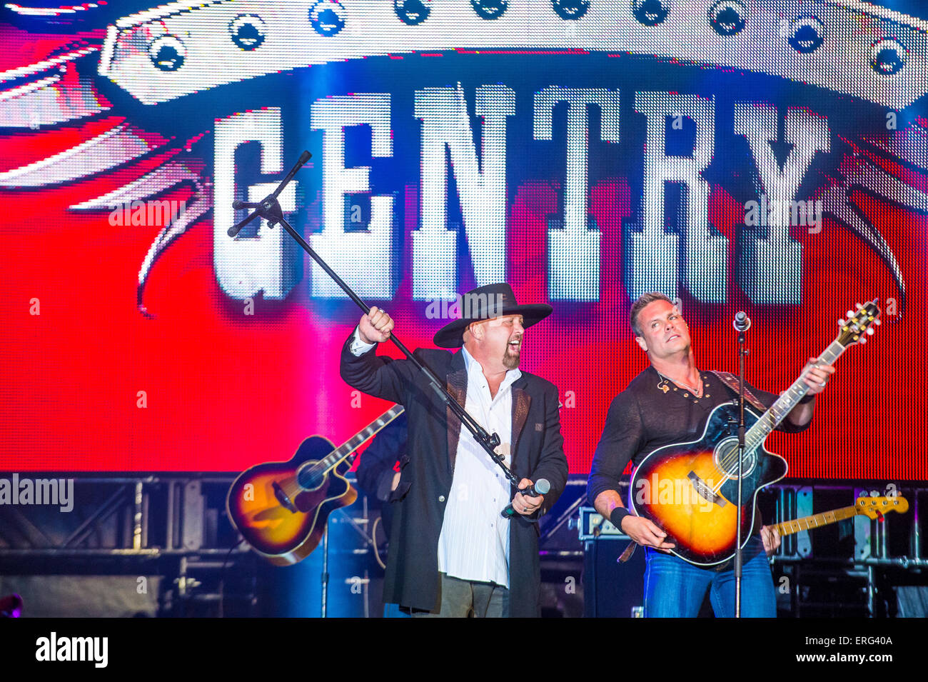 Eddie y Troy Montgomery Gentry de Montgomery Gentry lleve a cabo en el escenario de Las Vegas, Nevada Foto de stock