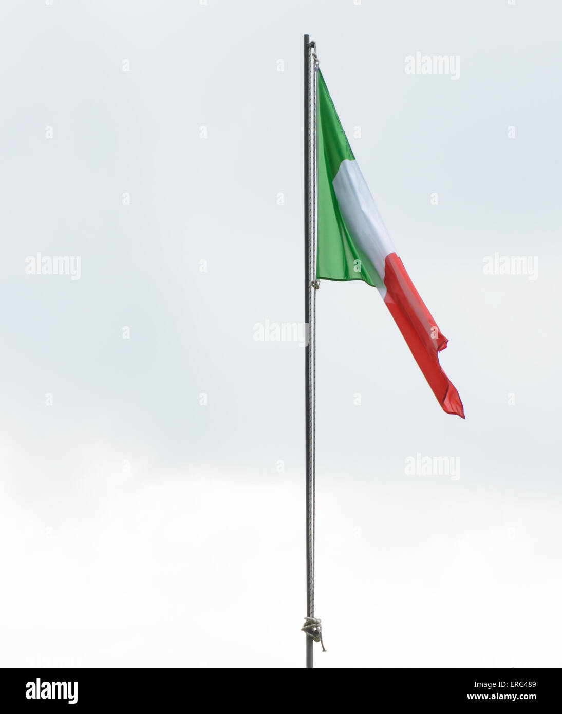 Bandera italiana en un memorial de la segunda guerra mundial Fotografía de  stock - Alamy