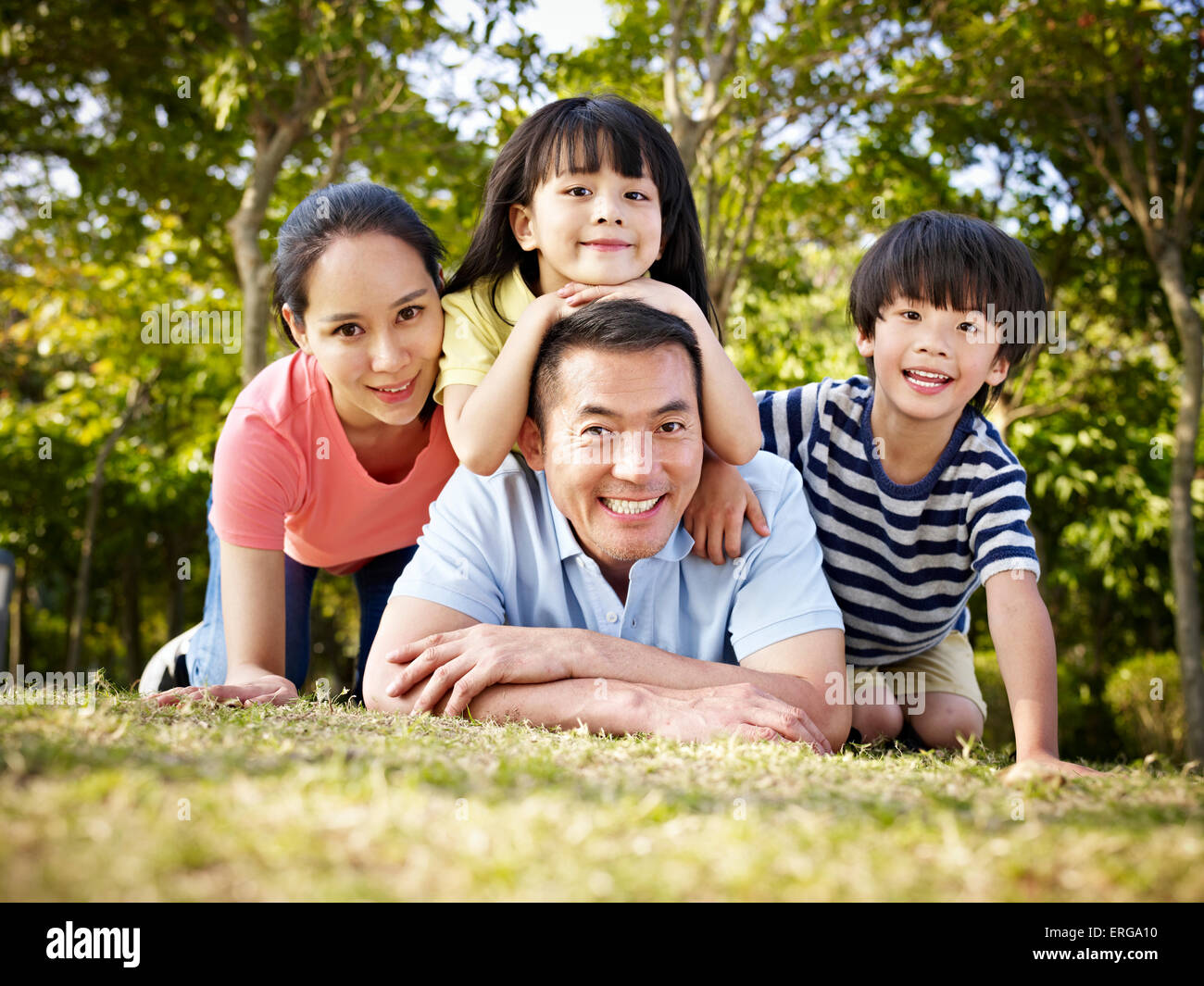 Feliz familia con dos niños asiáticos Foto de stock