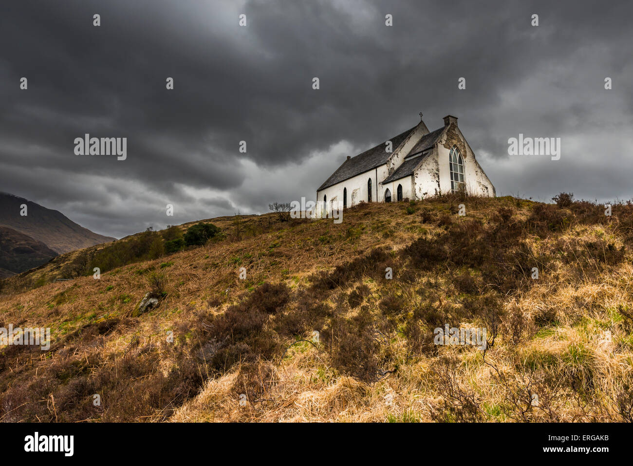 Iglesia en las colinas de las Tierras Altas de Escocia en cerca de la aldea de Lochailort. Foto de stock