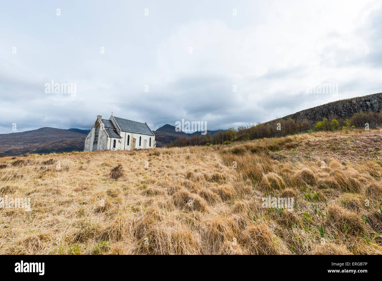 Iglesia en las colinas de las Tierras Altas de Escocia en cerca de la aldea de Lochailort. Foto de stock