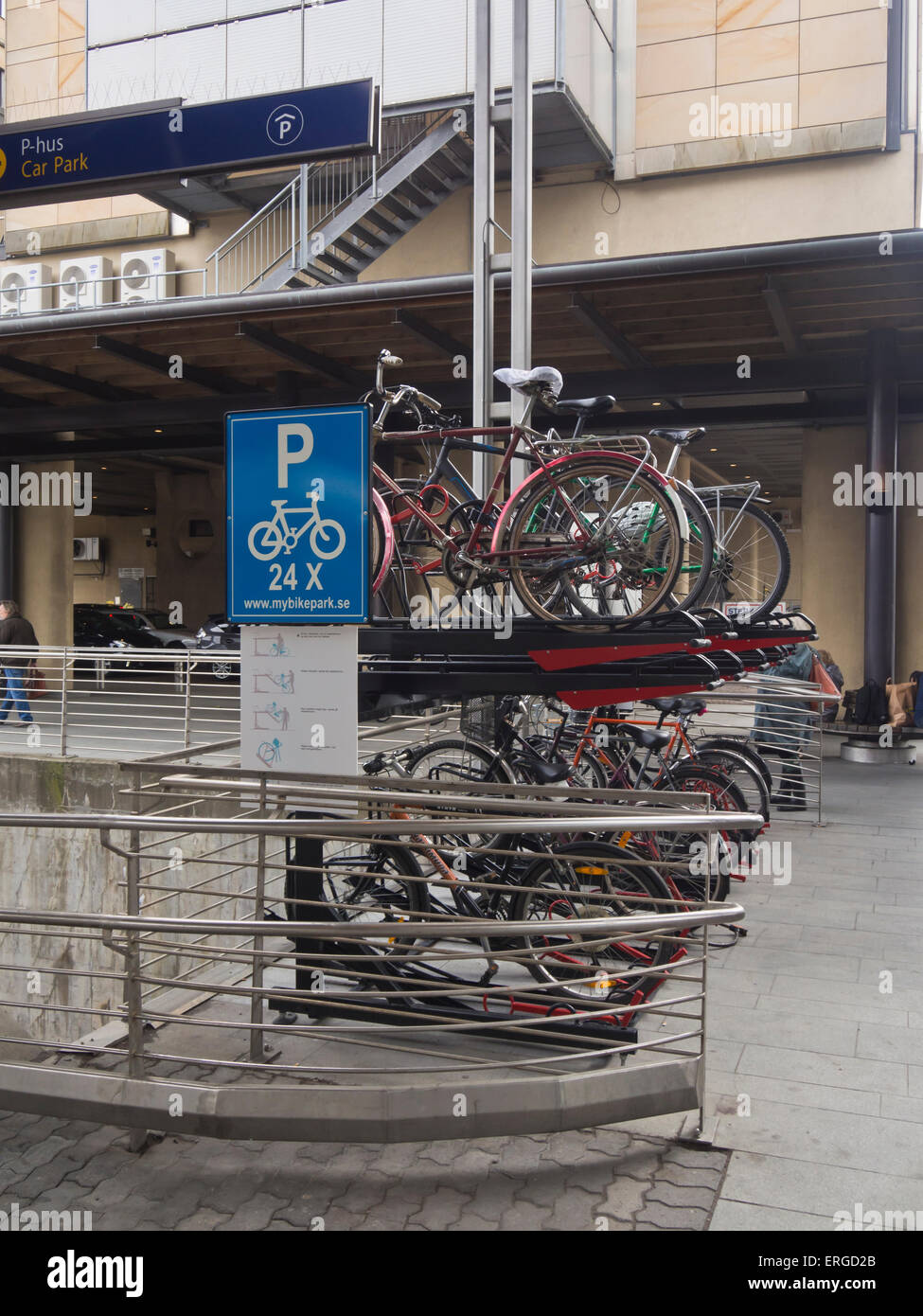 Aparcamiento para bicicletas en la estación principal de tren de Oslo, Noruega, facilitando las bicicletas es ecológica y necesaria en una moderna capital Foto de stock