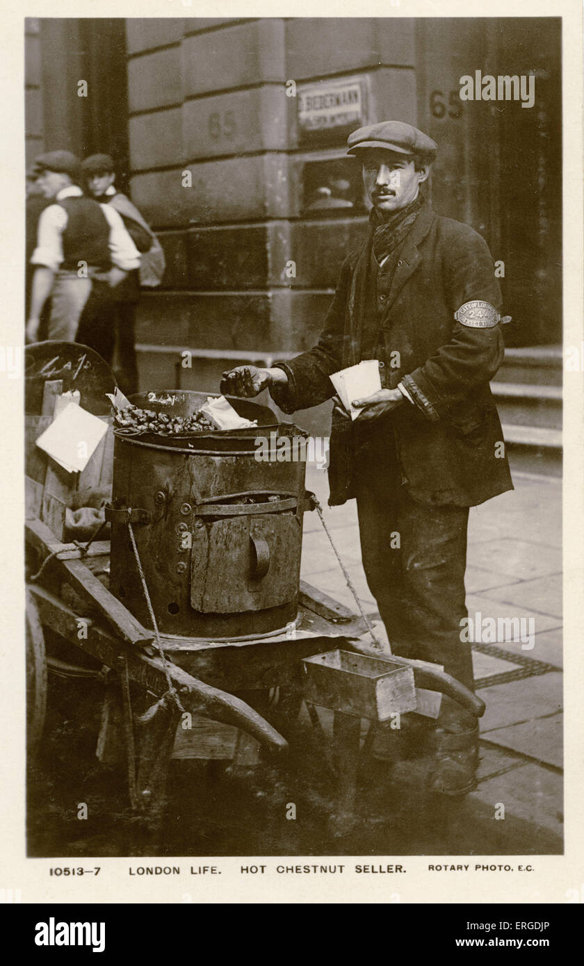 Un vendedor de castañas calientes en el trabajo, de Londres. Muestra un vendedor con su cesta de castañas. Foto de stock