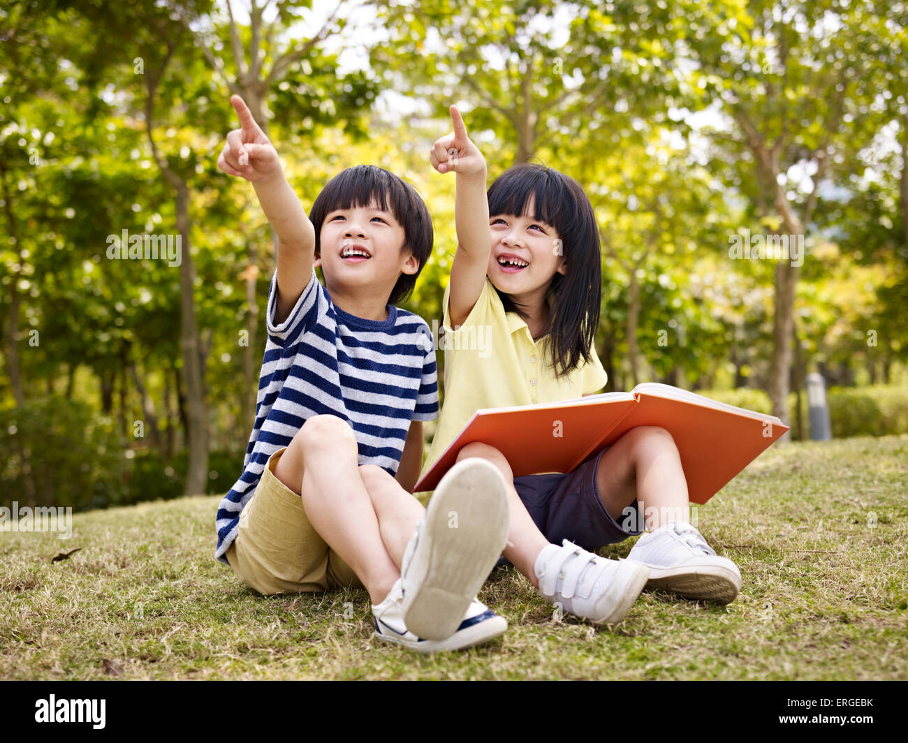 Los niños se divierten en el parque Foto de stock