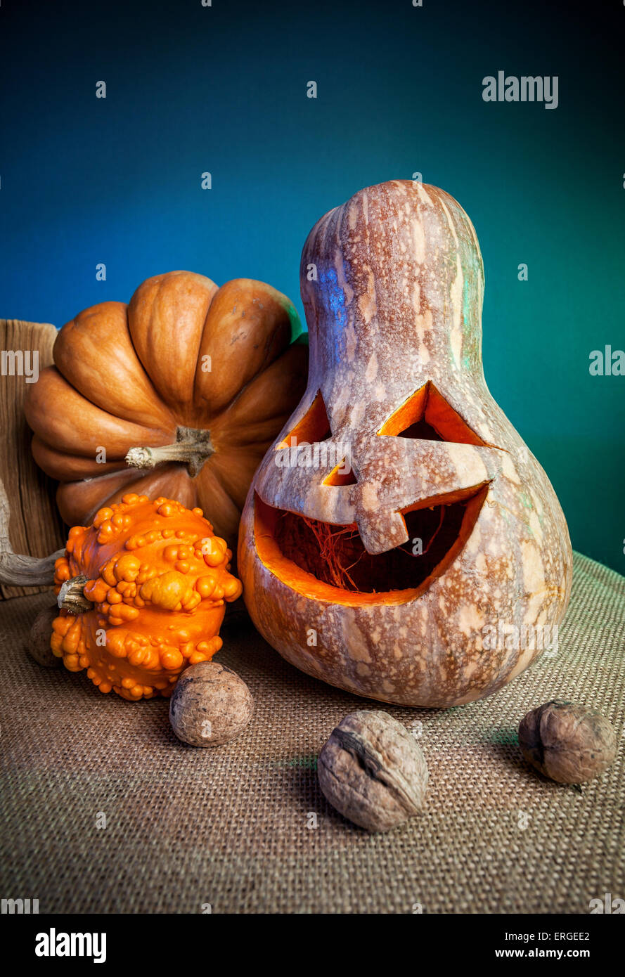 Calabaza tallada y las nueces sobre la mesa en la fiesta de Halloween Foto de stock