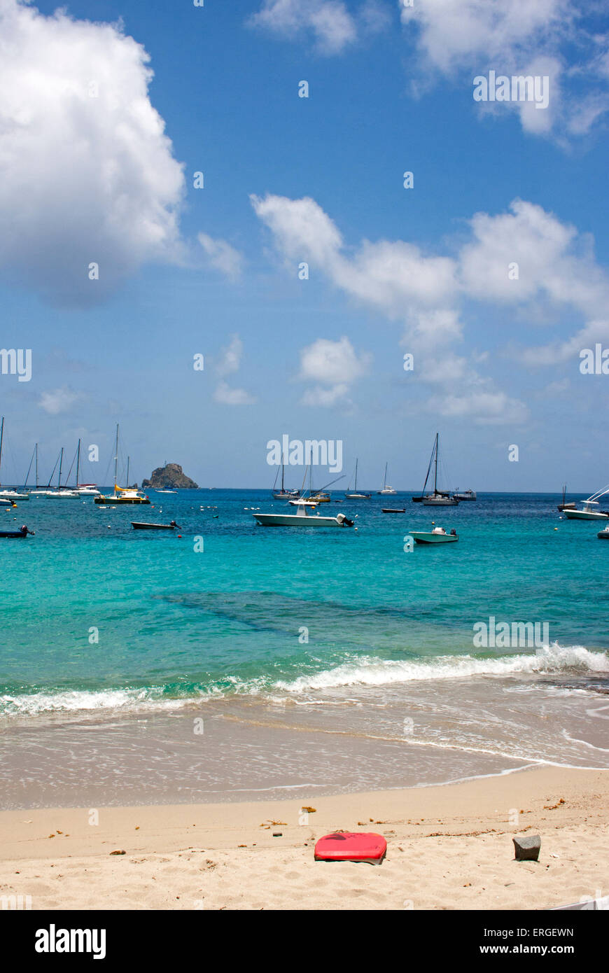 El cian del agua del Mar Caribe en la playa de Corossol en Saint Barts. Foto de stock