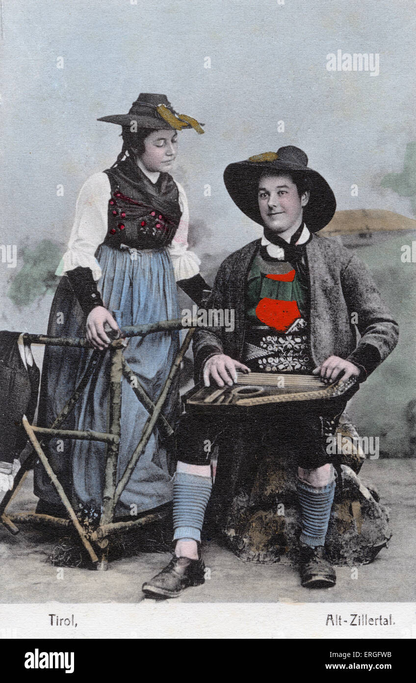 Pareja en traje tradicional, Alt - Zillertal, Tirol en vez del Imperio Austro-Húngara. El hombre tocando cítara. Foto de stock