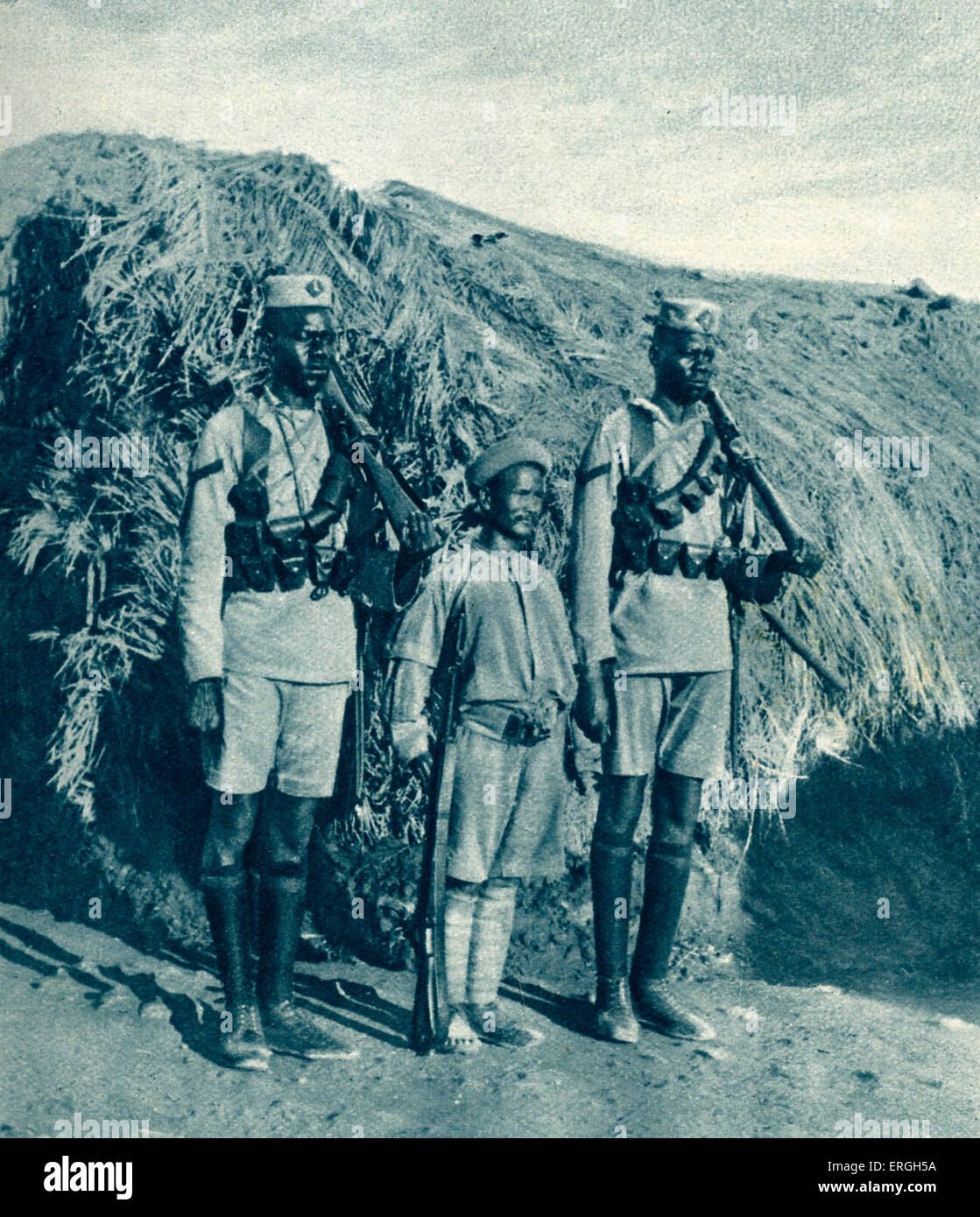 Soldados de África Oriental Británica durante la Primera Guerra Mundial. 1916. Oriente soldado de segunda Rifles de Cachemira, India Service Corps Imperial Foto de stock