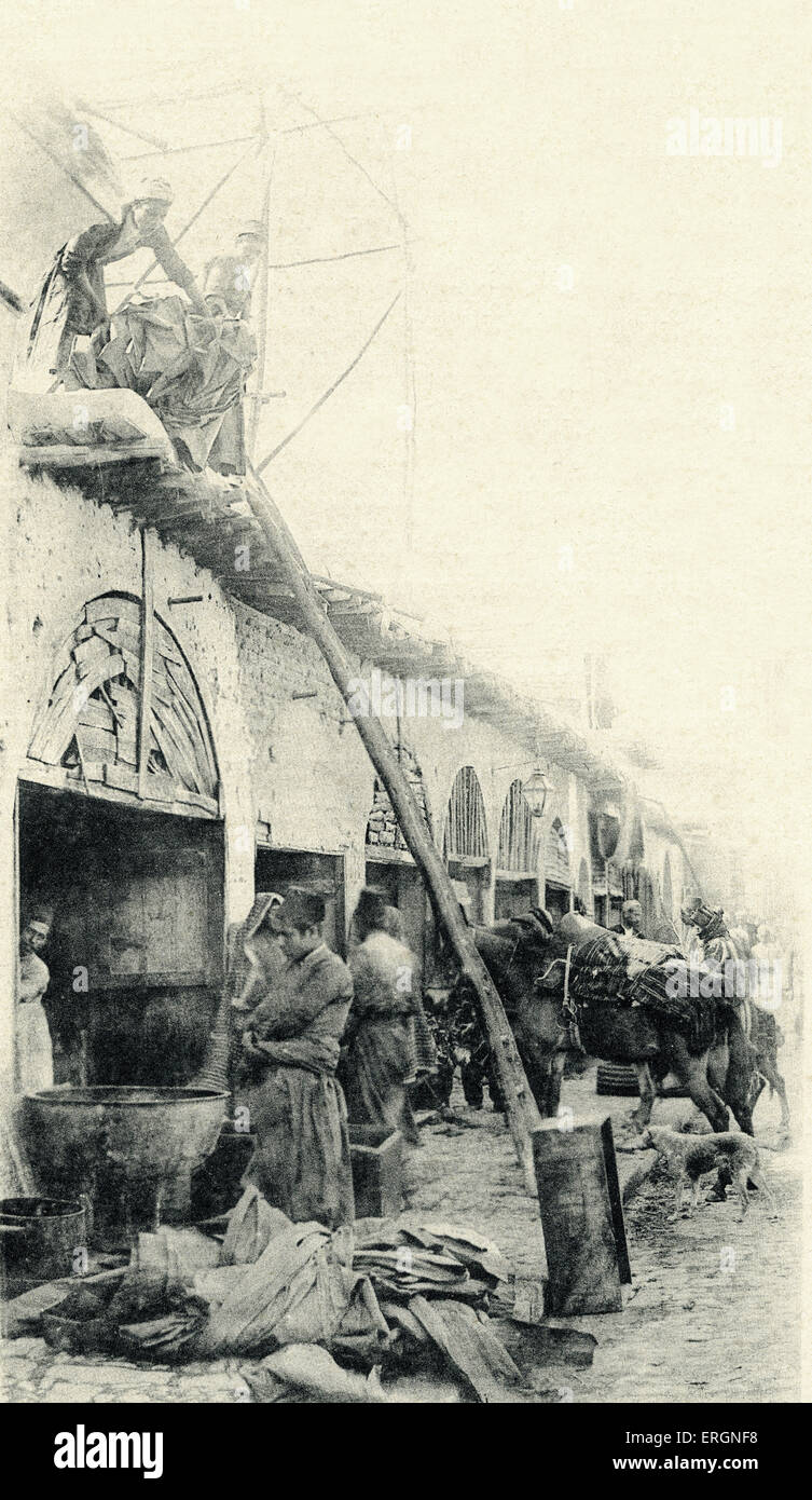 Tintoreros en Damasco (Siria), en 1894. Paño para secar colgadas en el techo. Foto de stock