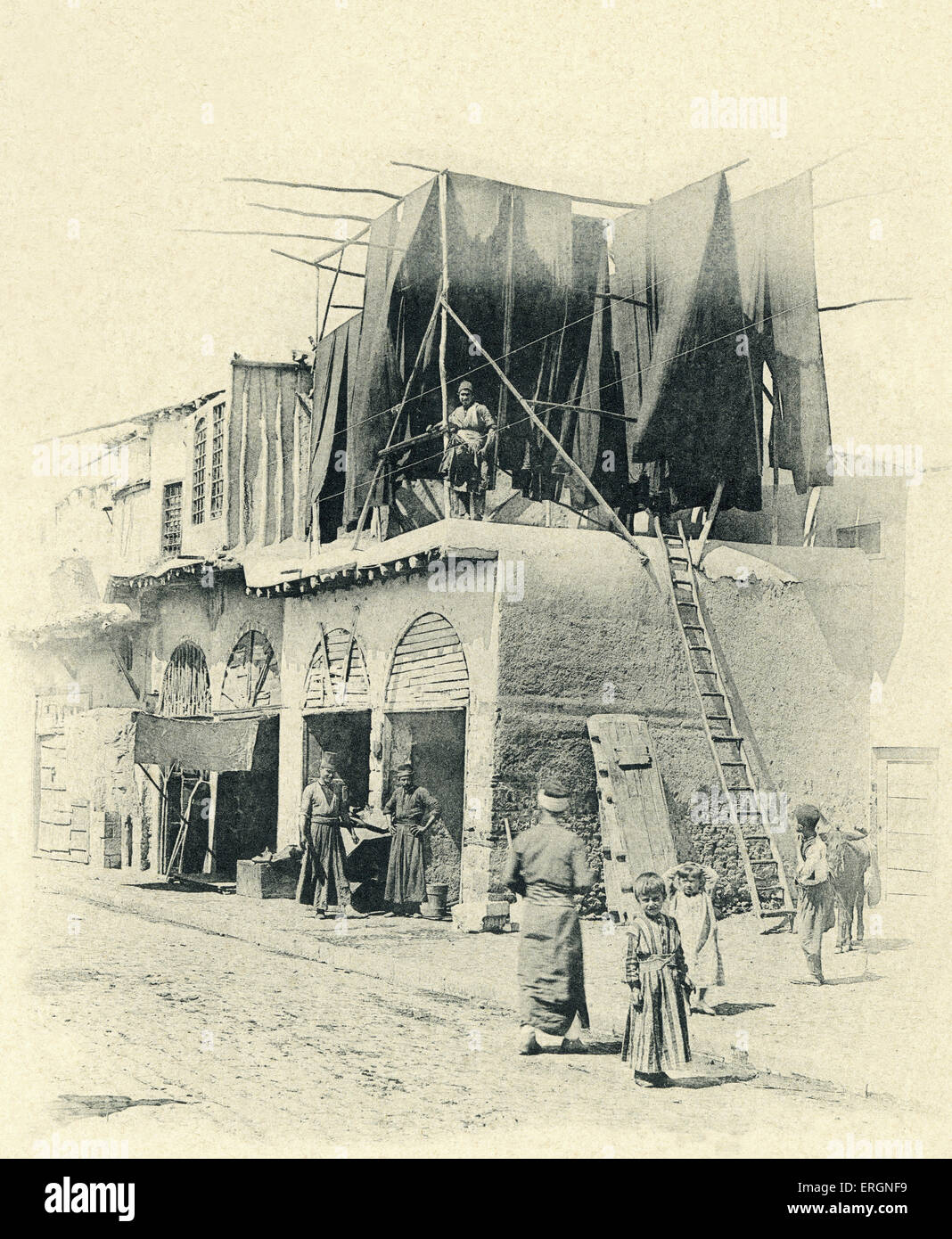Tintoreros en Damasco (Siria), en 1894. Paño para secar colgadas en el techo. Foto de stock
