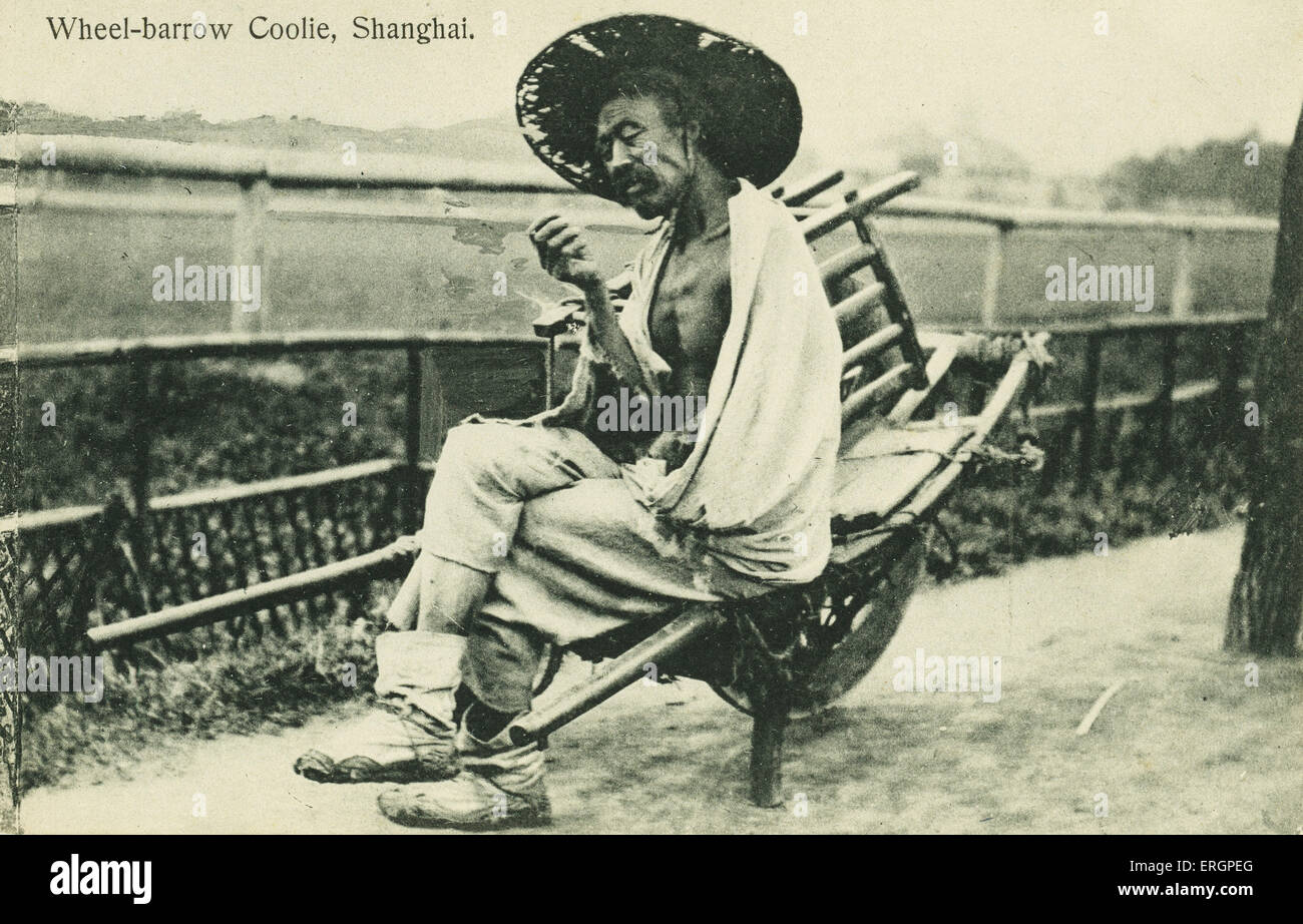 Obrero se toma un descanso y se sienta en su carretilla, Shanghai, China. Título reza: "Coolie. toma un descanso". Foto de stock