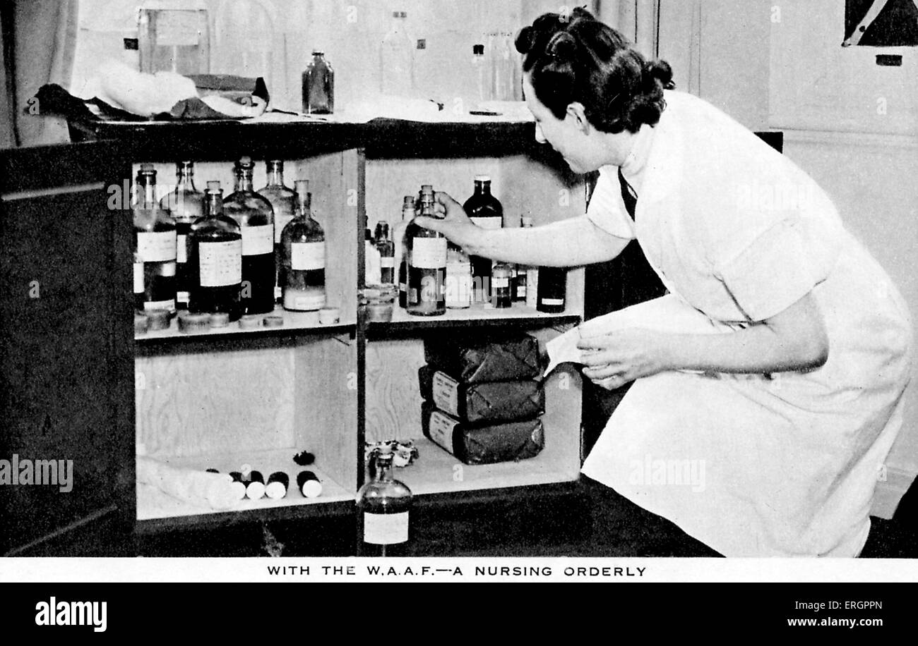 Las mujeres 's de la Fuerza Aérea auxiliar (WAAF) - Una enfermera toma una botella de un gabinete de medicina. Foto de stock
