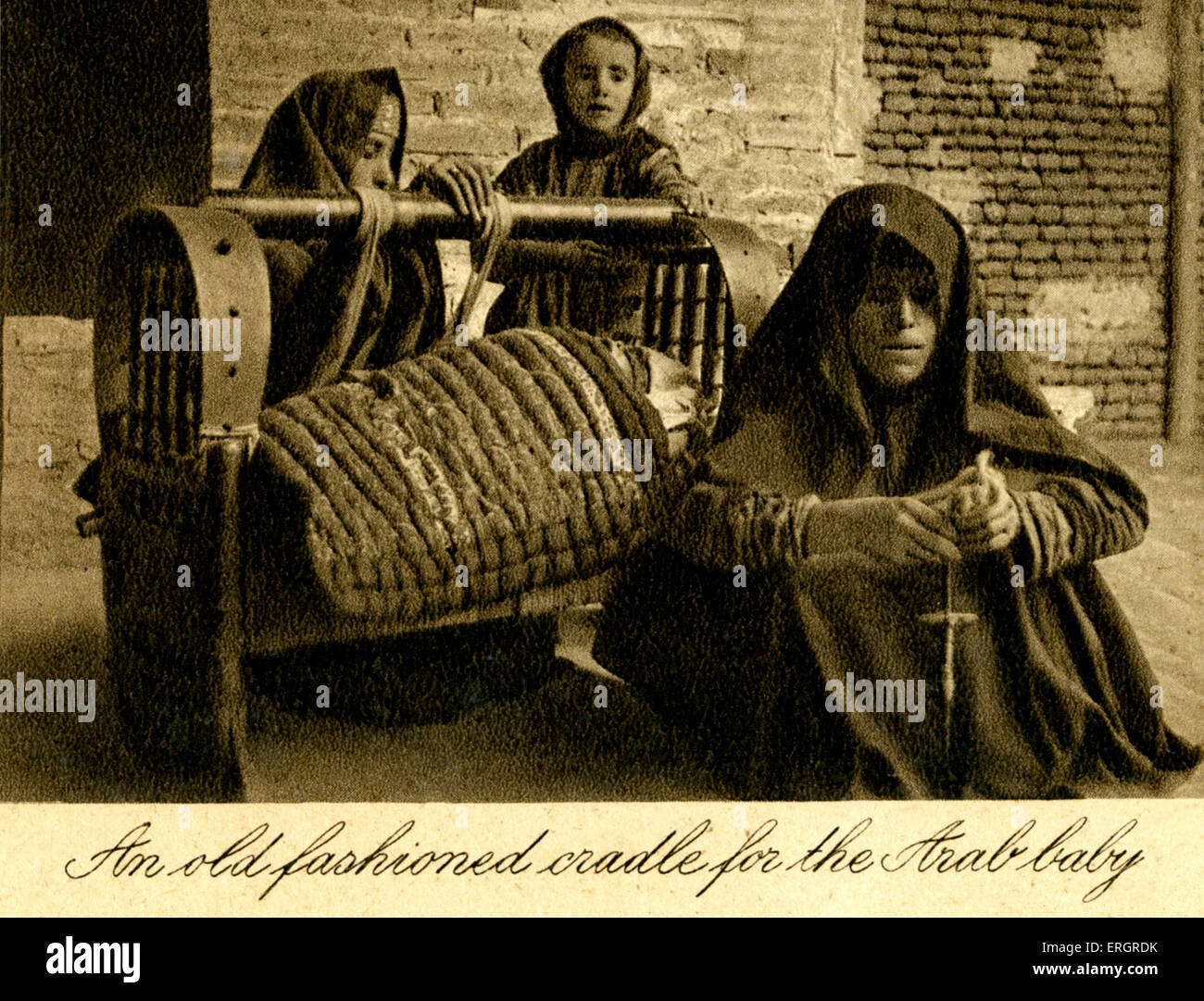 Iraq - título reza: Una antigua cuna para el bebé árabe. Foto tomada en 1920 después de la creación de Irak ( desde Bagdad, Foto de stock