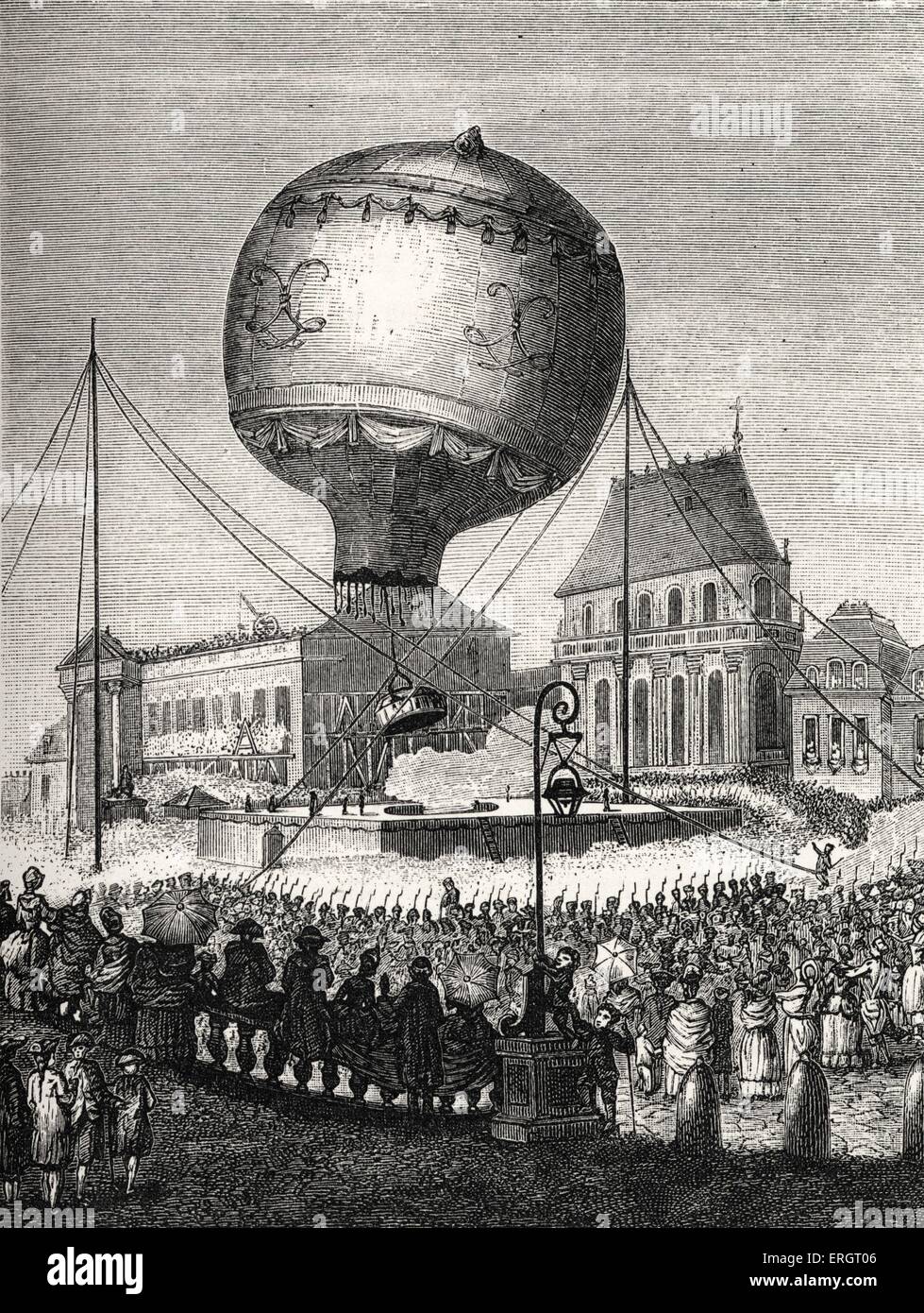 La historia de Francia: ascensión de un globo Montgolfier. Multitud asombrada al progreso científico / técnico en el siglo XVIII. Foto de stock