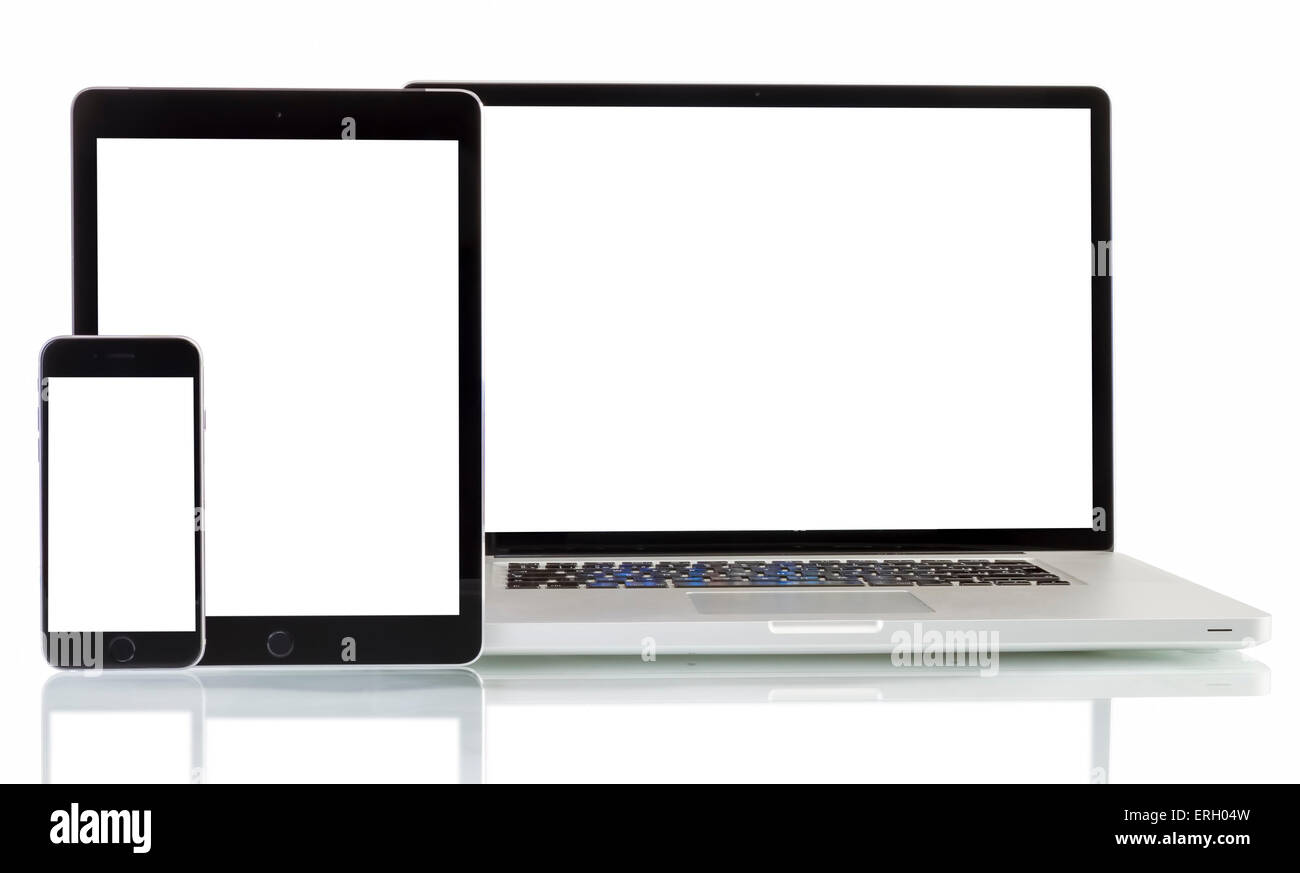 Moderno equipo digital portátil, tablet pc y smartphone con pantalla en blanco sobre fondo blanco. Foto de stock
