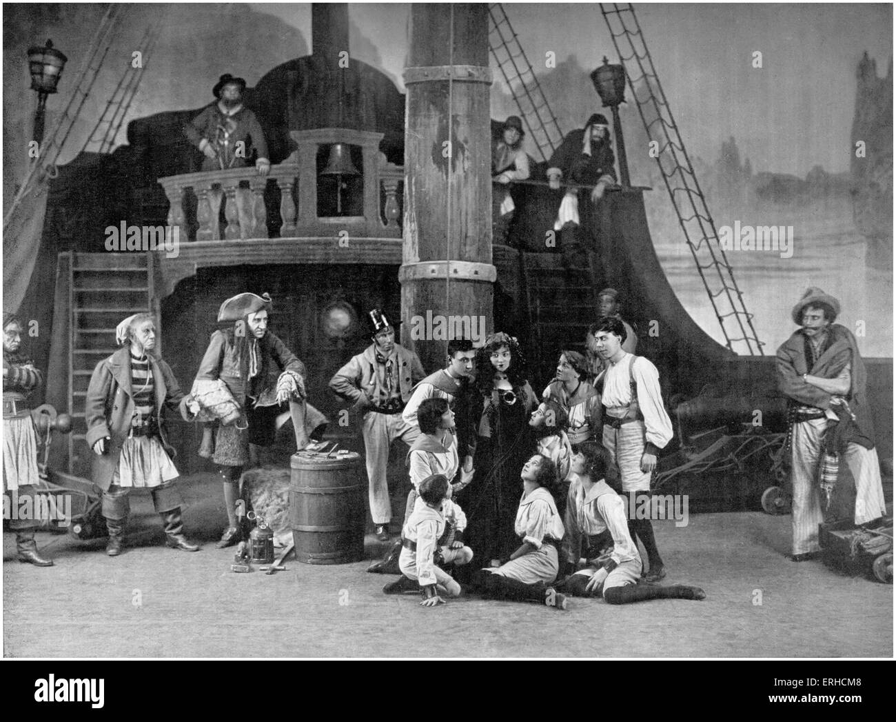 J M Barrie 's Peter Pan, música de John Crook, en el teatro vaudeville,  París. Ley V - "Hogar, dulce hogar".(en el barco pirata Fotografía de stock  - Alamy