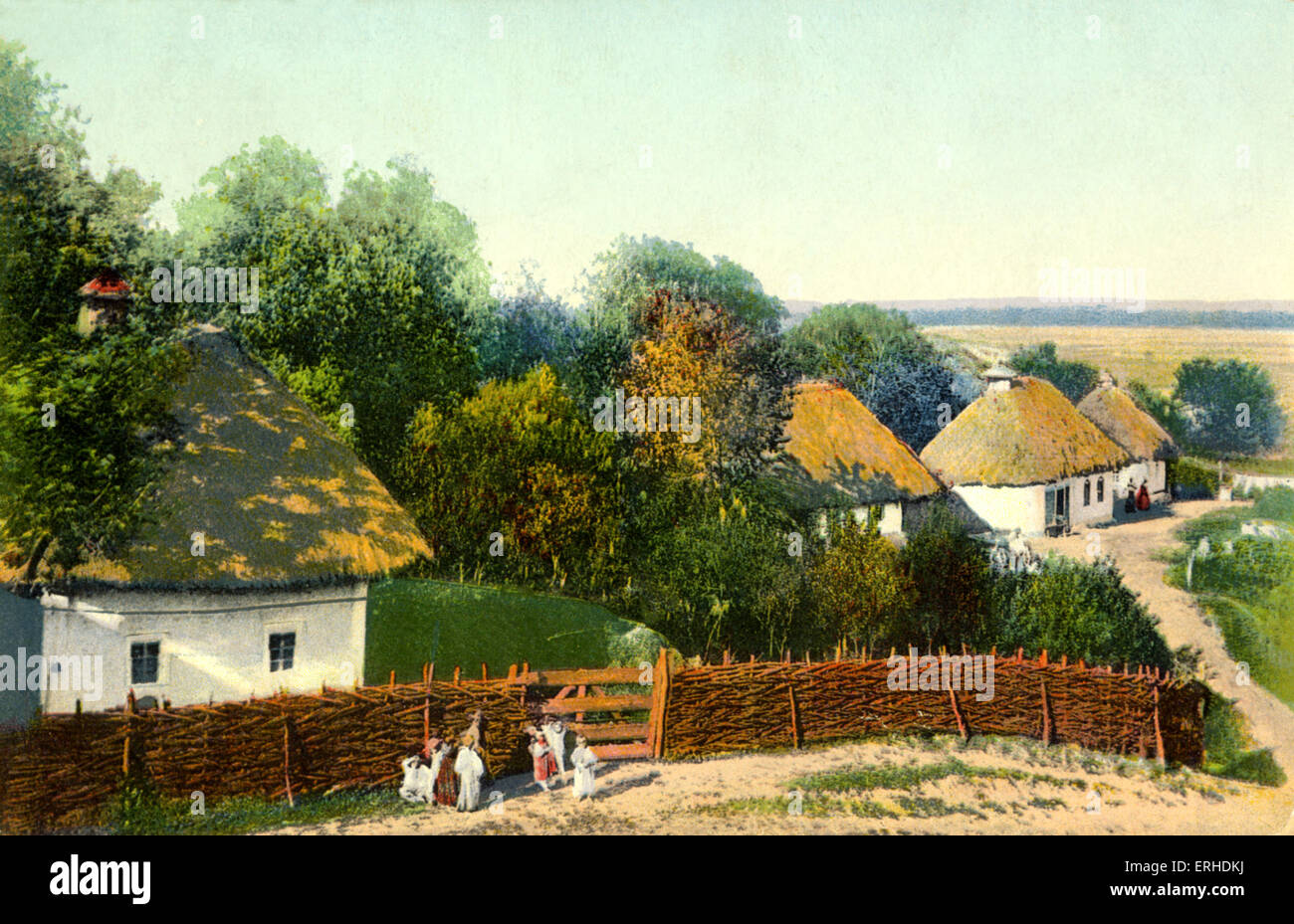 Aldea ucraniana con casas de techos de paja. Pintura postal. Pre-Bolshevik revolución. A principios del siglo XX / Rusia Ucrania. Foto de stock