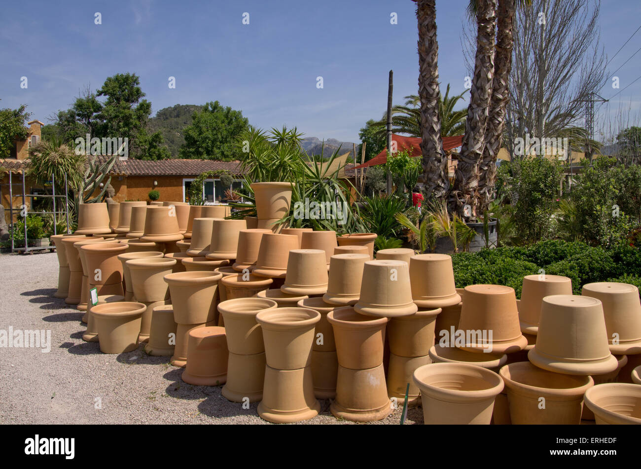 Macetas de terracota de venta en un centro de jardinería en Mallorca  Fotografía de stock - Alamy