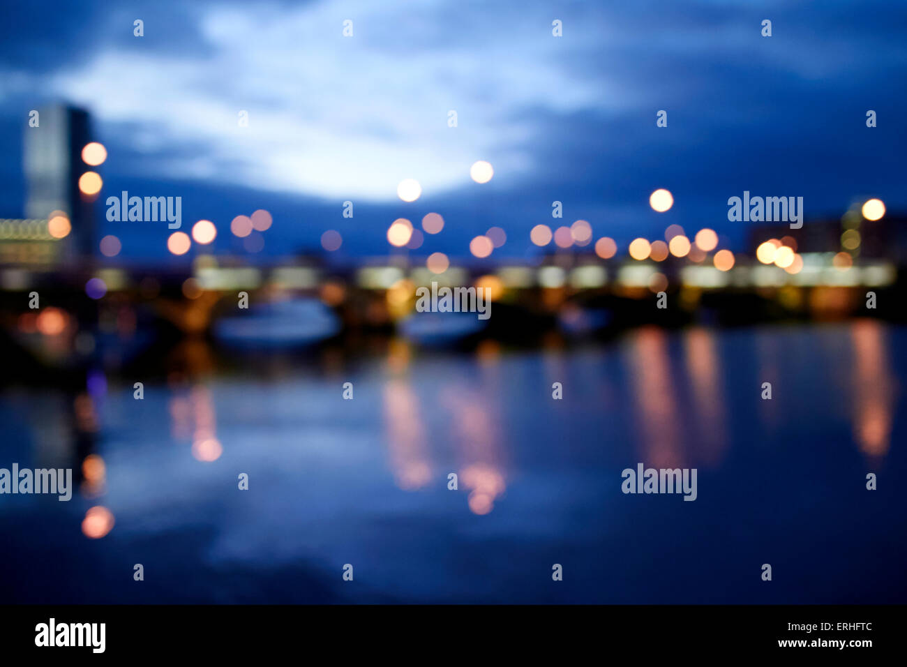 Resumen fuera de foco fotografía de Queens y puente río Lagan Belfast waterfront en la noche en el Reino Unido Irlanda del Norte Foto de stock