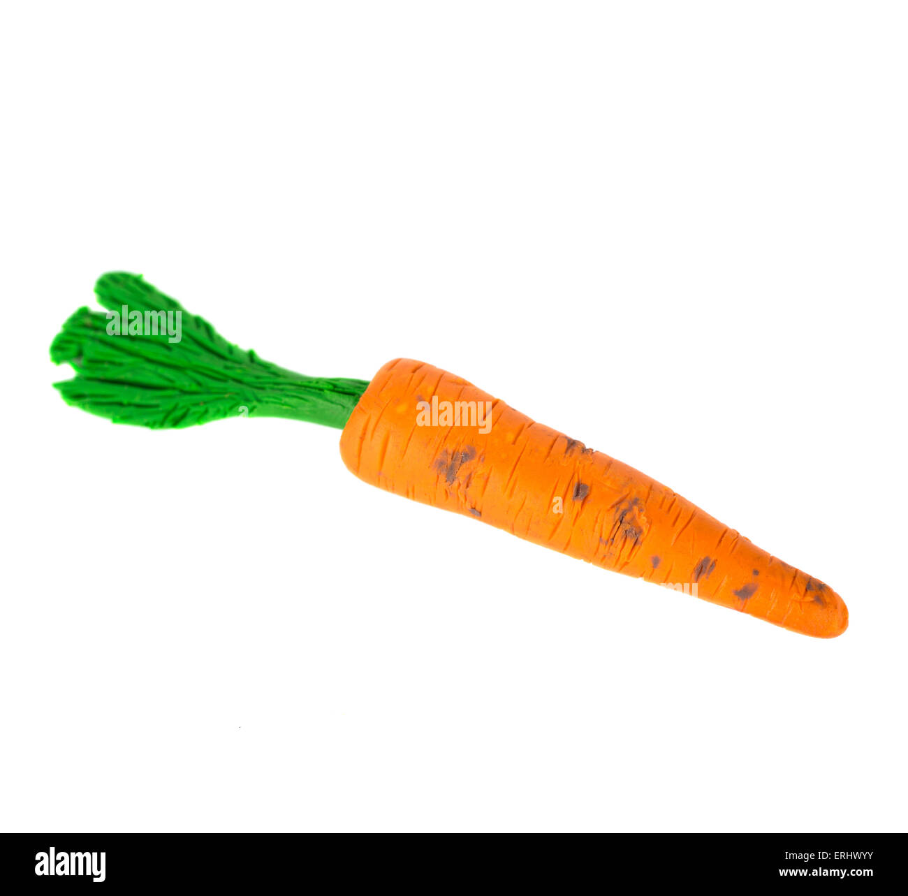 Hecho a mano la plastilina o arcilla para modelar la figura de una zanahoria sobre fondo blanco. Foto de stock