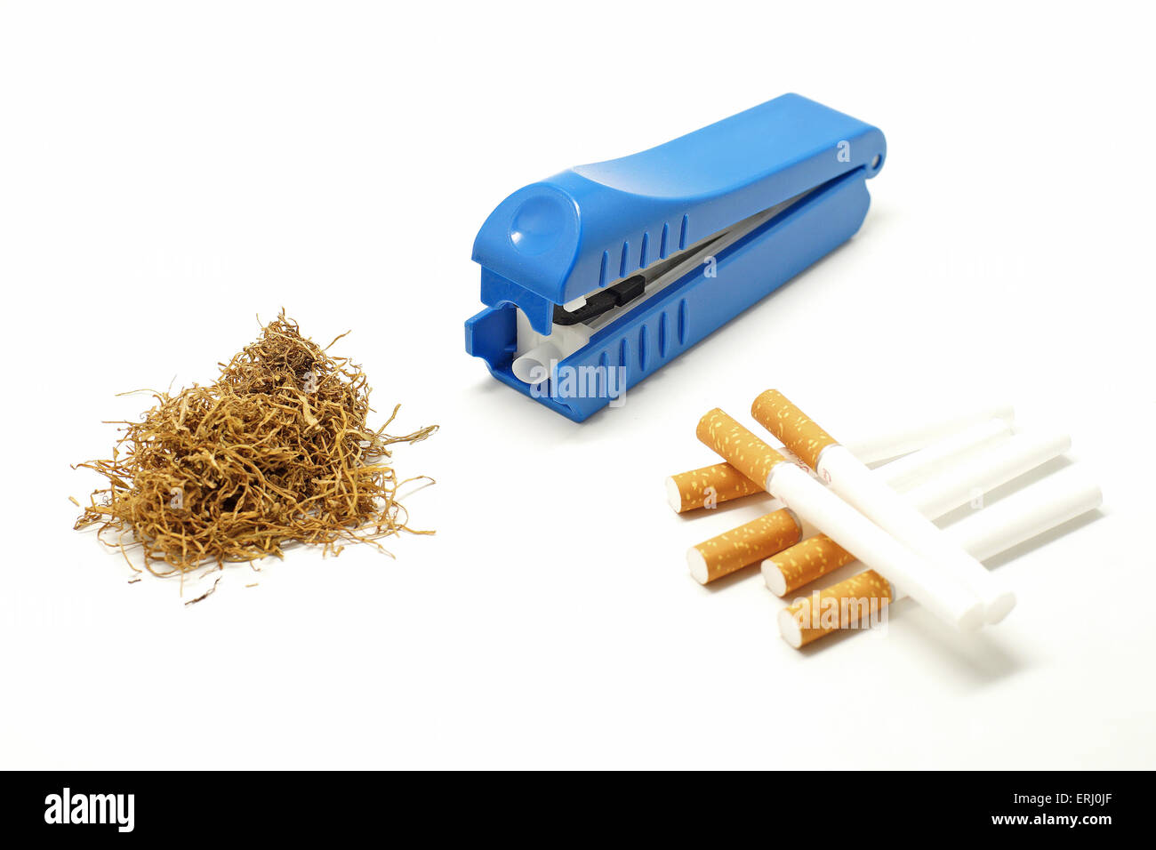 Máquina para fabricar cigarrillos con tubo de cigarrillos y tabaco en hojas aisladas sobre fondo blanco. Foto de stock