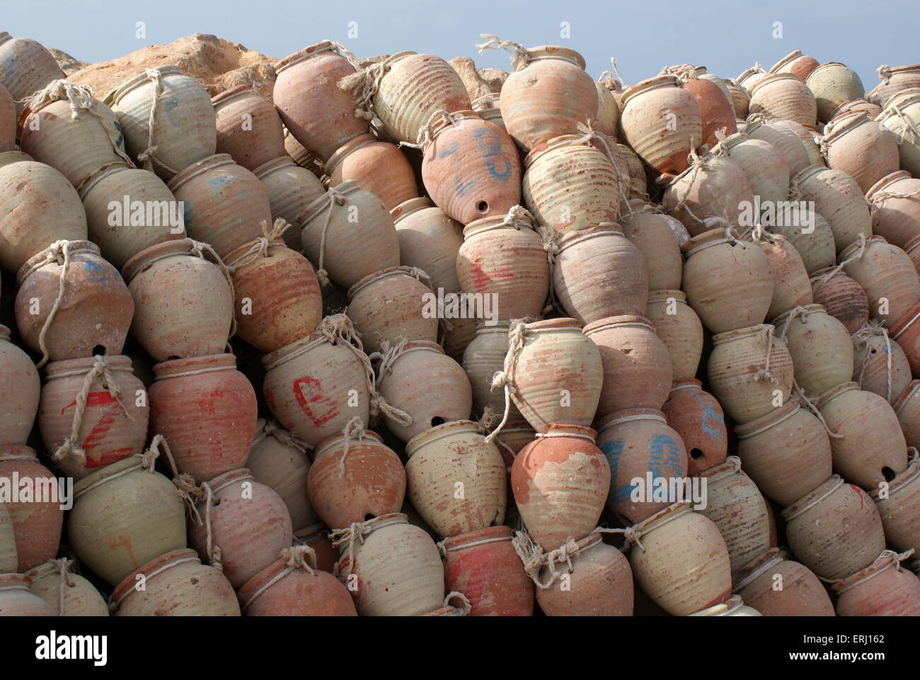 Terracota macetas de pulpo, Houmt Souk en Djerba, Túnez Foto de stock