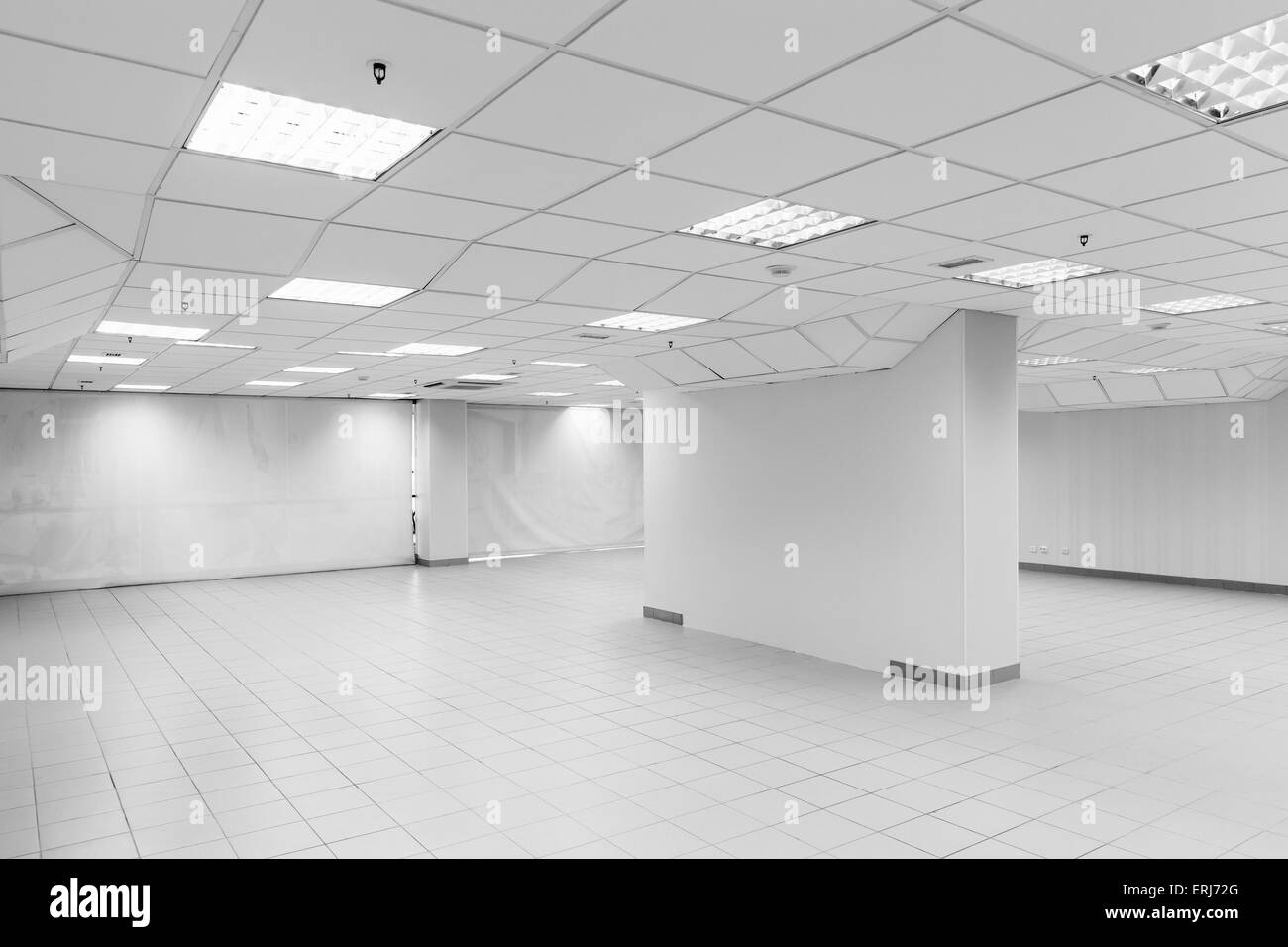 Espacio abierto, abstracto oficina vacía en blanco con paredes interiores, luces y columna Foto de stock