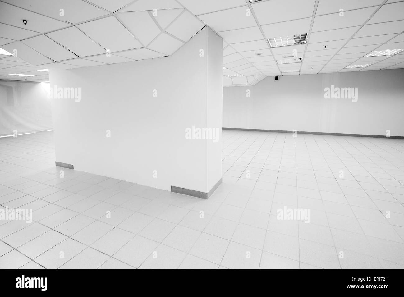 Espacio abierto, resumen oficina vacía el interior con paredes blancas, luces y columna Foto de stock