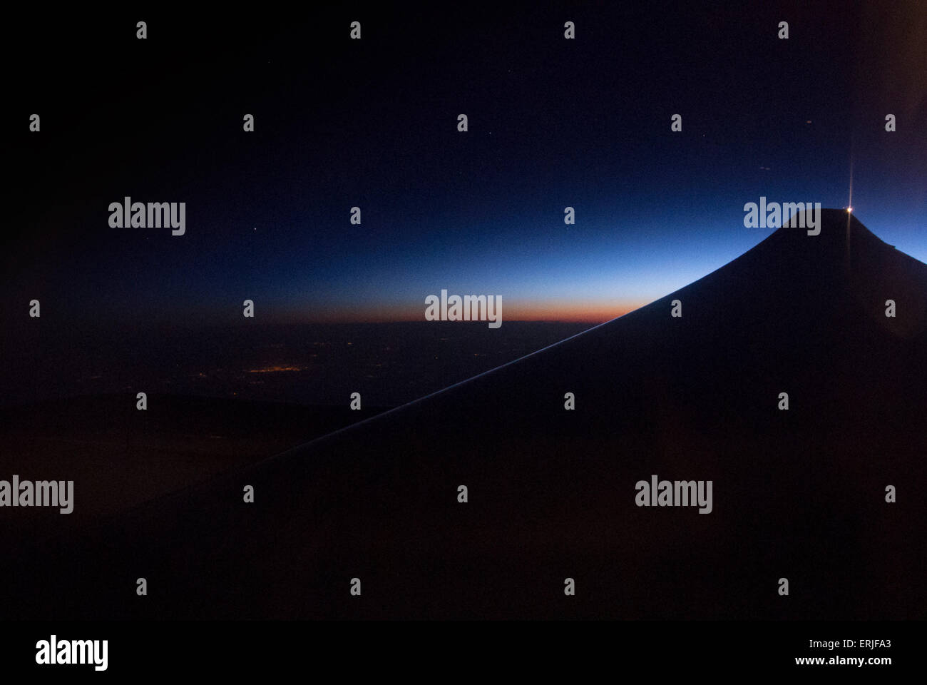 Vuelo Nocturno - vista desde la ventana de avión Foto de stock