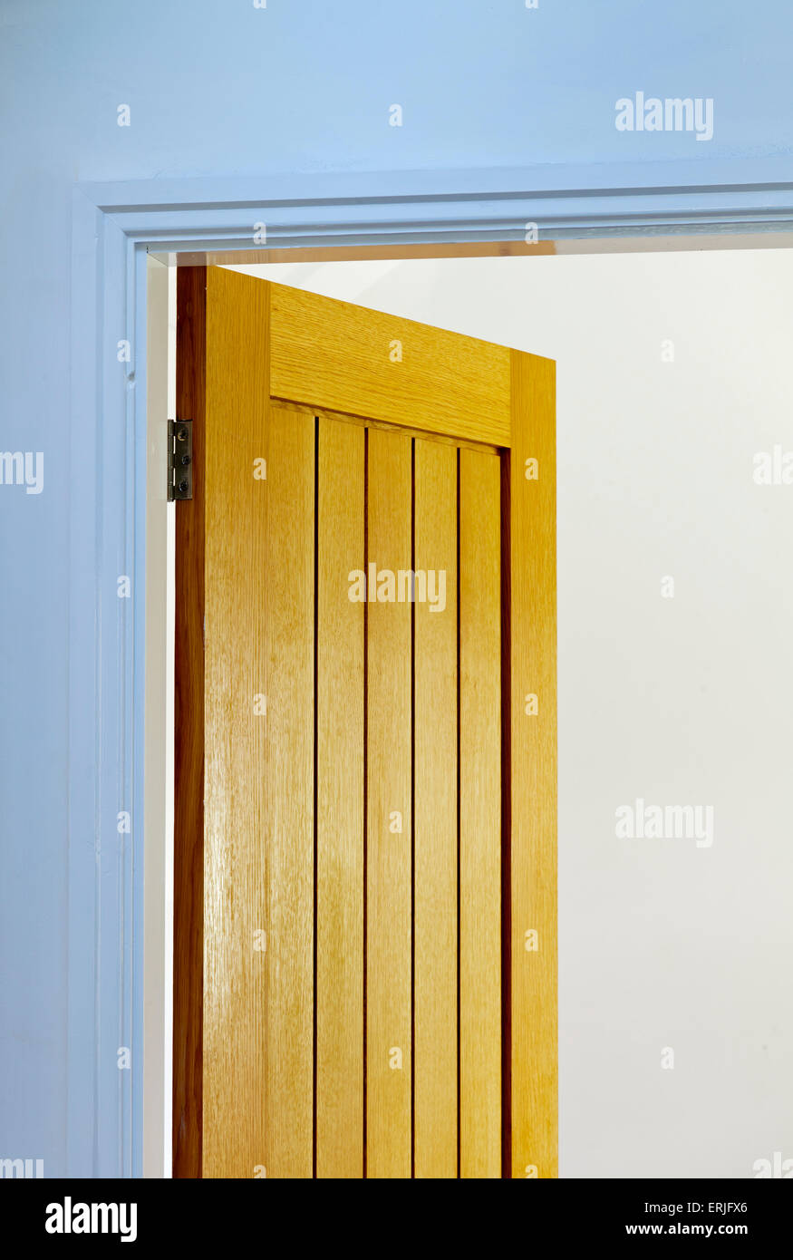 Detalle de la puerta de madera de estilo contemporáneo y el bastidor de la  puerta Fotografía de stock - Alamy