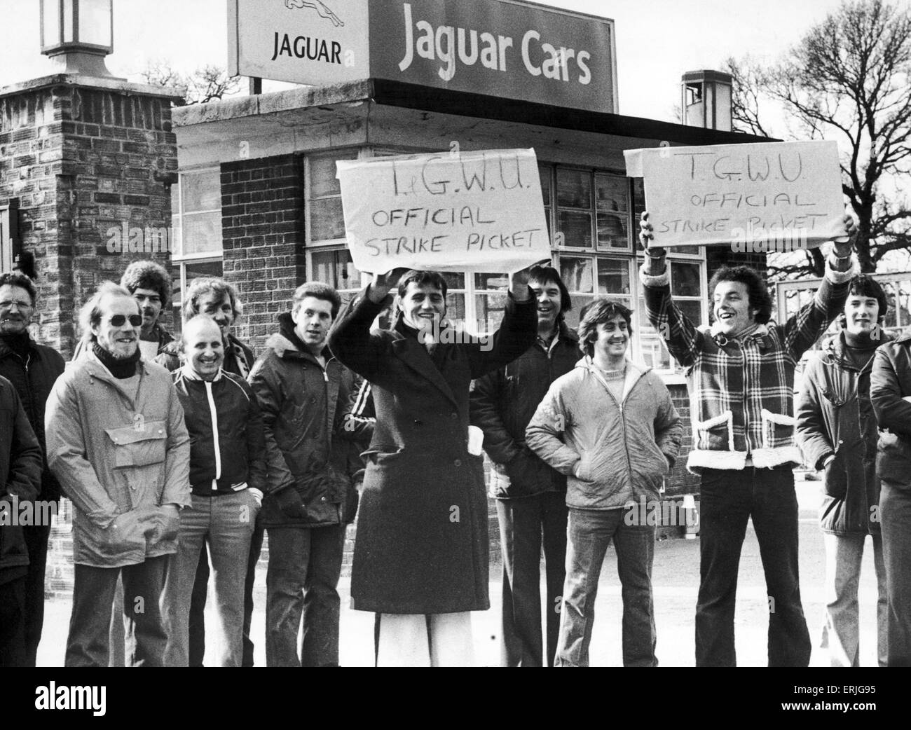 Los trabajadores de Jaguar sorprendente piquete de las puertas de la fábrica de Coventry. La huelga estalló después de British Leyland nuevo salario y condiciones paquete fue rechazado por el sindicato. 23 de abril de 1980 Foto de stock