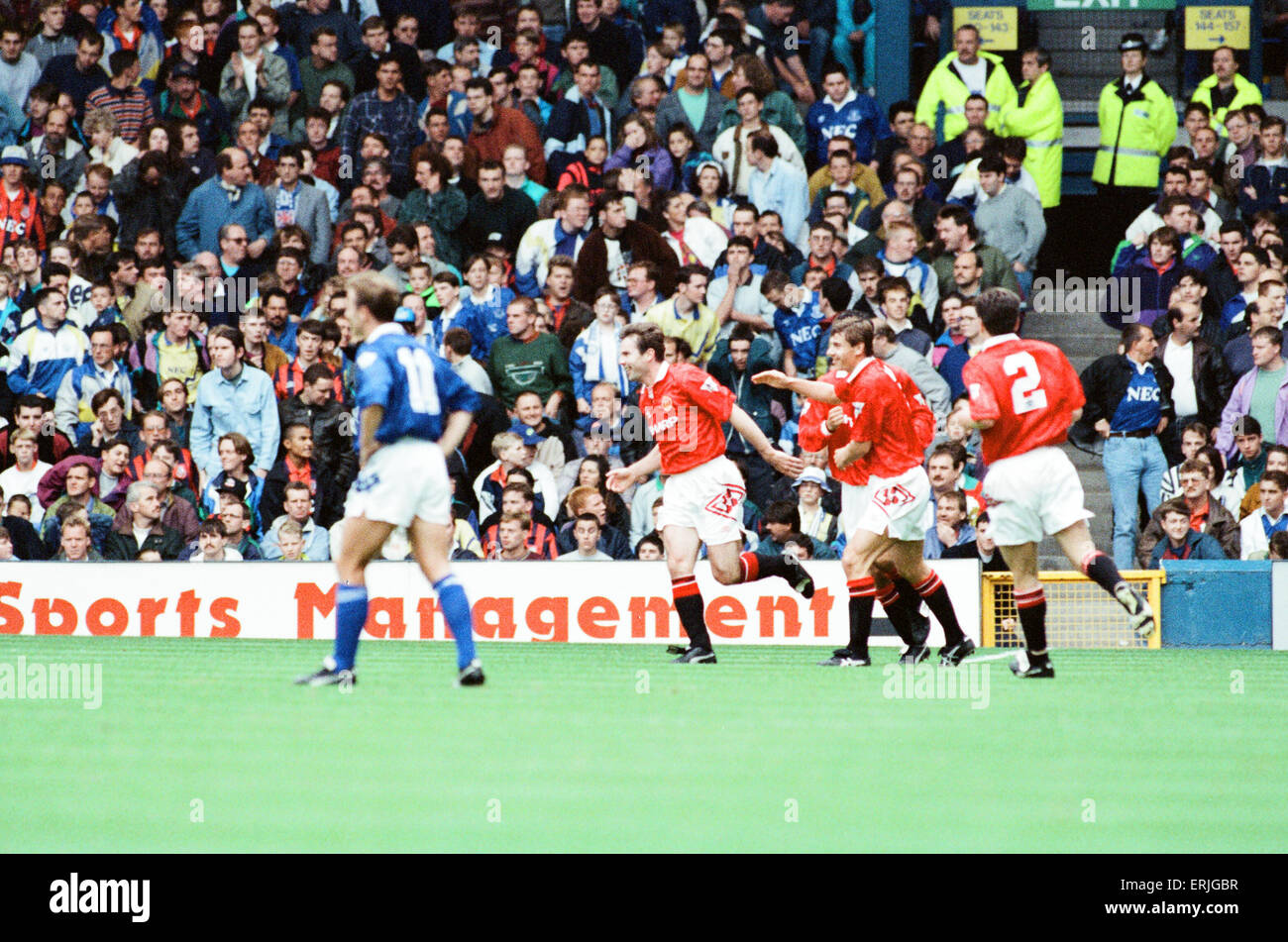 Everton 0-2 Manchester United, partido de liga en Goodison Park, el sábado 12 de septiembre de 1992. Brian McClair celebra tras marcar gol. Foto de stock