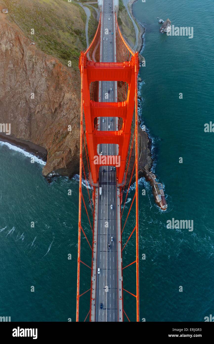 Vista aérea sobre San Francisco y el Puente Golden Gate al atardecer Foto de stock